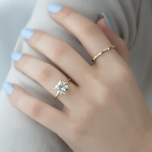 The Kamellie Set With A Cushion Moissanite
