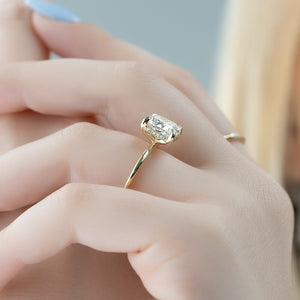 The Kamellie Set With A Cushion Moissanite