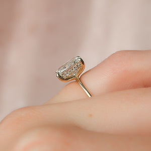 The Kamellie Set With A Elongated Cushion Moissanite