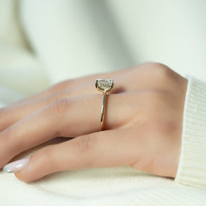The Kamellie Set With A Elongated Cushion Moissanite