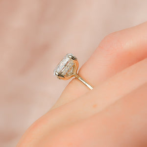 The Kamellie Set With A Elongated Cushion Moissanite