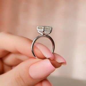 The Kamellie Set With A Emerald Moissanite