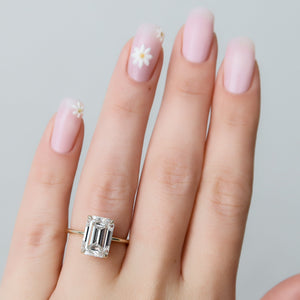 The Kamellie Set With A Emerald Moissanite