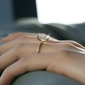 The Kamellie Set With A 1.5 Carat Emerald Lab Diamond