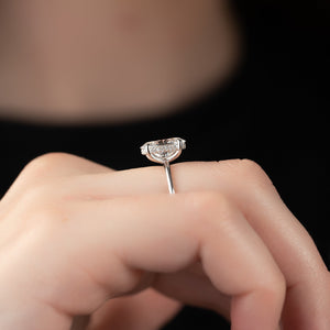 The Kamellie Set With A 1 Carat Oval Moissanite