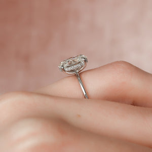 The Kamellie Set With A 1 Carat Oval Moissanite