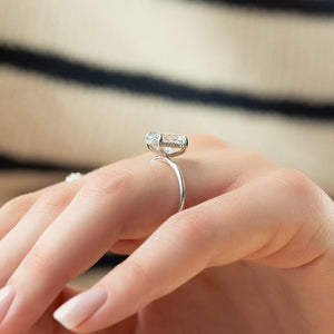 The Kamellie Set With A 1 Carat Oval Moissanite
