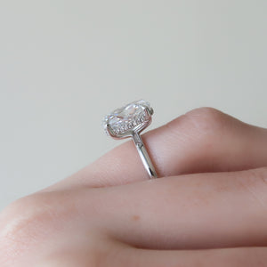 The Kamellie Set With A 1 Carat Oval Moissanite