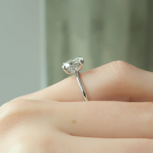 The Kamellie Set With A 1 Carat Oval Moissanite