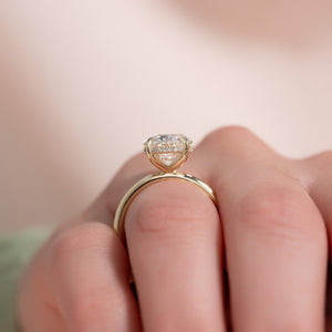 The Kamellie Set With A 1 Carat Oval Lab Diamond