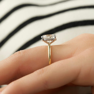 The Kamellie Set With A 1 Carat Oval Lab Diamond