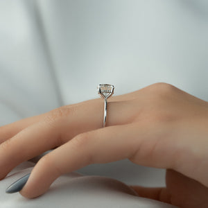 The Kamellie Set With A Round Moissanite
