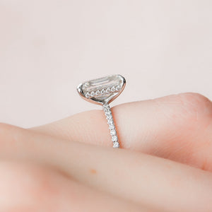 The Pave Kamellie Set With A Emerald Moissanite