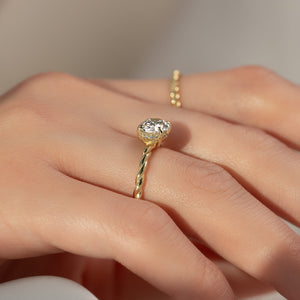 The Alice Set With A 2 Carat Oval Lab Diamond