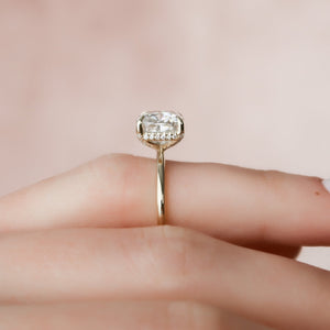 The Crown Kamellie Set With A Cushion Moissanite