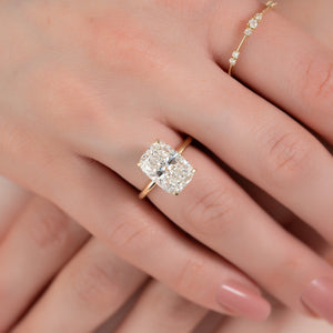 The Crown Kamellie Set With A Elongated Cushion Moissanite