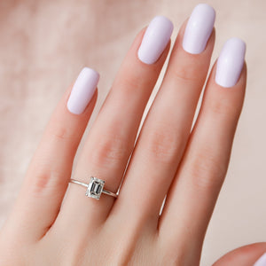 The Crown Kamellie Set With A Emerald Moissanite