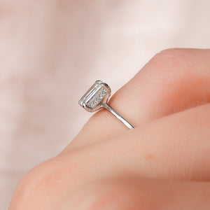 The Crown Kamellie Set With A Emerald Moissanite