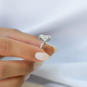 The Crown Kamellie Set With A 1.5 Carat Oval Lab Diamond