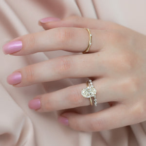 The Crown Kamellie Set With A Oval Moissanite