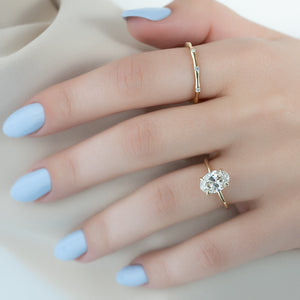 The Crown Kamellie Set With A Oval Moissanite