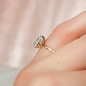 The Crown Kamellie Set With A Oval Moissanite