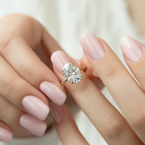 The Crown Kamellie Set With A Oval Moissanite
