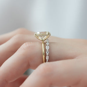 The Crown Kamellie Set With A Oval Moissanite