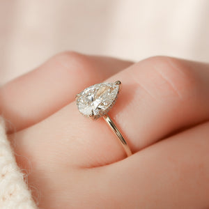 The Crown Kamellie Set With A Pear Moissanite