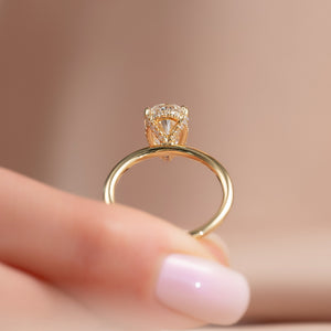 The Crown Kamellie Set With A Pear Moissanite