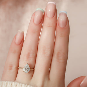 The Crown Kamellie Set With A Pear Moissanite