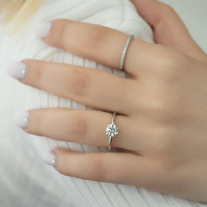 The Crown Kamellie Set With A 1.5 Carat Round Lab Diamond