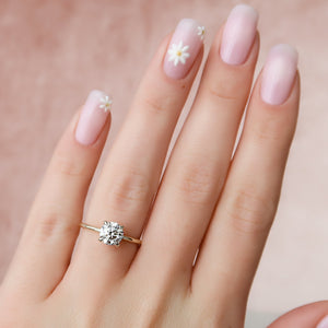 The Crown Kamellie Set With A Round Moissanite