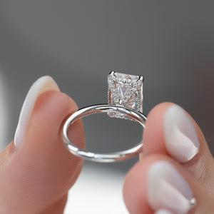 The Crown Kamellie Set With A 2.5 Carat Radiant Lab Diamond
