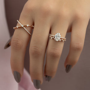 The Pave Crown Kamellie Set With A Oval Moissanite