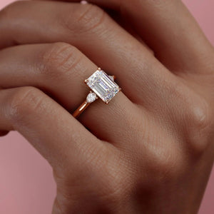 The Pears Liv Set With A 2.5 Carat Emerald Lab Diamond