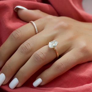 The Pears Liv Set With A 1 Carat Oval Lab Diamond
