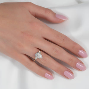 The Pears Liv Set With A Pear Moissanite