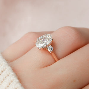 The Lia Set With A Oval Moissanite