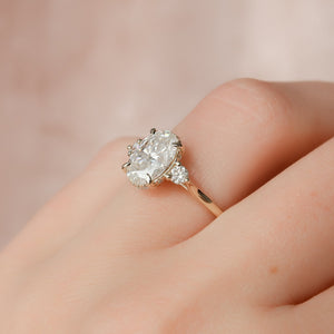 The Lia Set With A Oval Moissanite