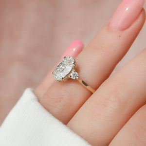 The Lia Set With A Oval Moissanite