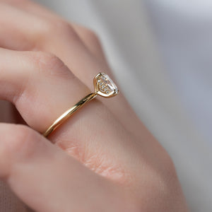 The Razor Kamellie Set With A Elongated Cushion Moissanite