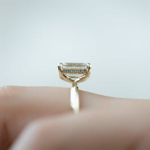 The Razor Kamellie Set With A Emerald Moissanite