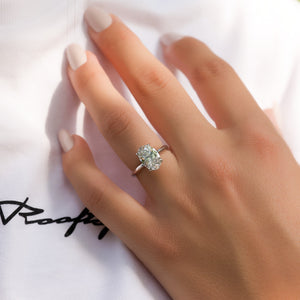 The Razor Kamellie Set With A 1.5 Carat Oval Lab Diamond