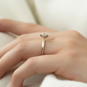 The Razor Kamellie Set With A 1 Carat Oval Lab Diamond
