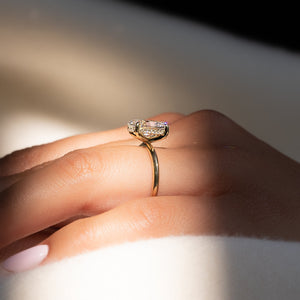 The Razor Kamellie Set With A 1 Carat Oval Lab Diamond