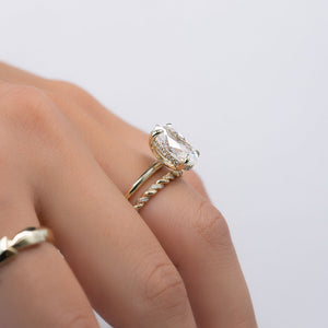 The Razor Kamellie Set With A 1 Carat Oval Lab Diamond
