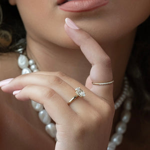 The Razor Kamellie Set With A 1 Carat Oval Lab Diamond