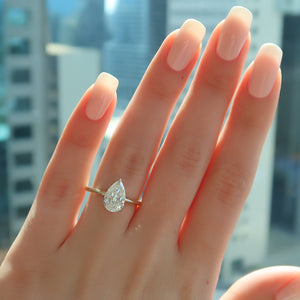 The Razor Kamellie Set With A 3 Carat Pear Lab Diamond