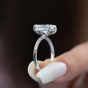 The Razor Kamellie Set With A Radiant Moissanite